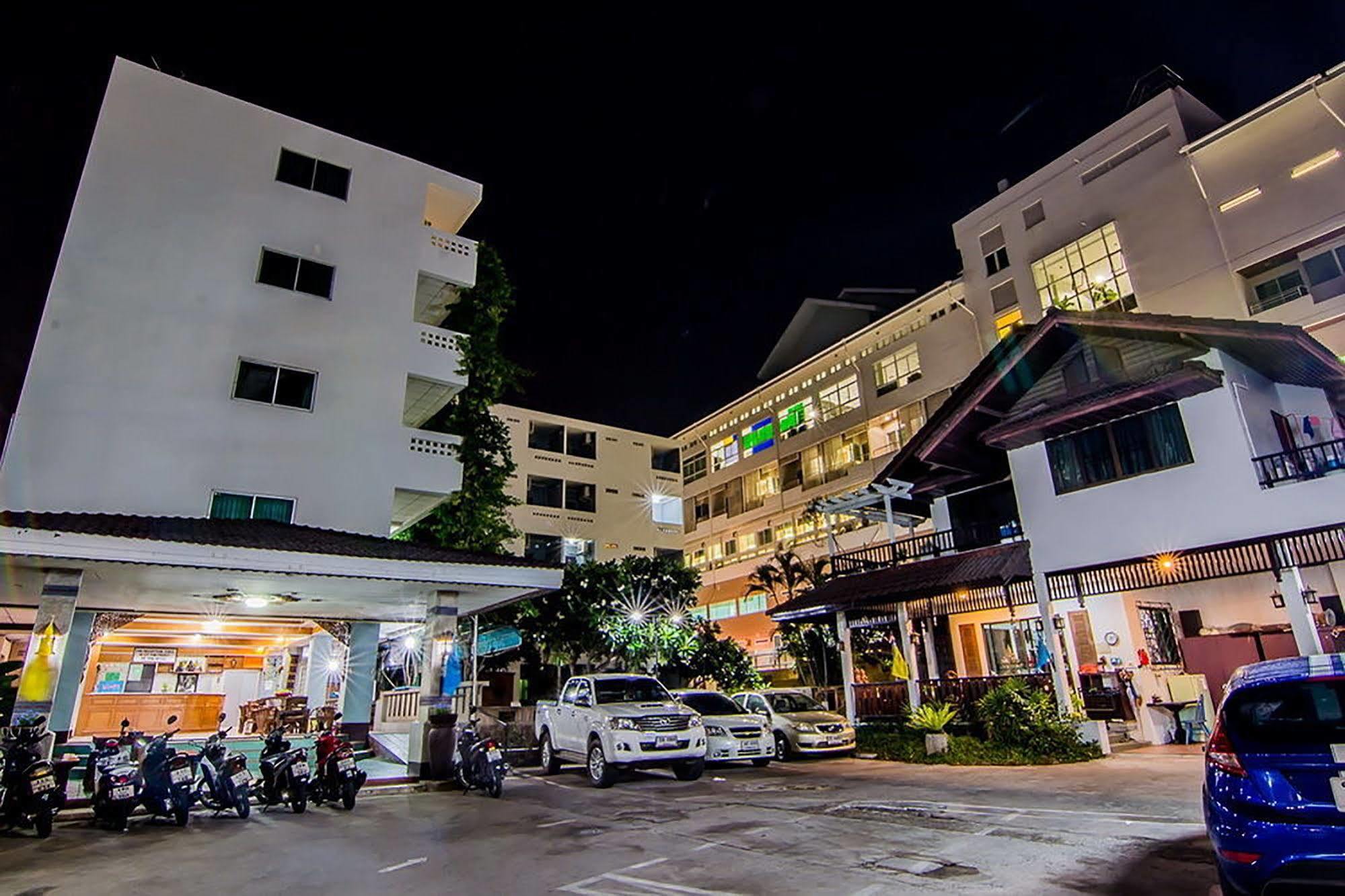 Sutus Court 3 Hotel Pattaya Buitenkant foto