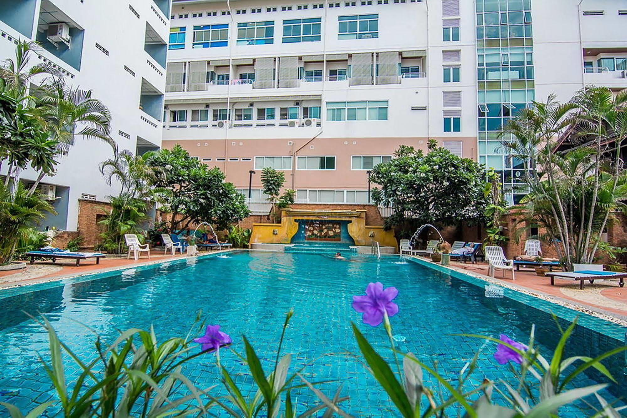 Sutus Court 3 Hotel Pattaya Buitenkant foto